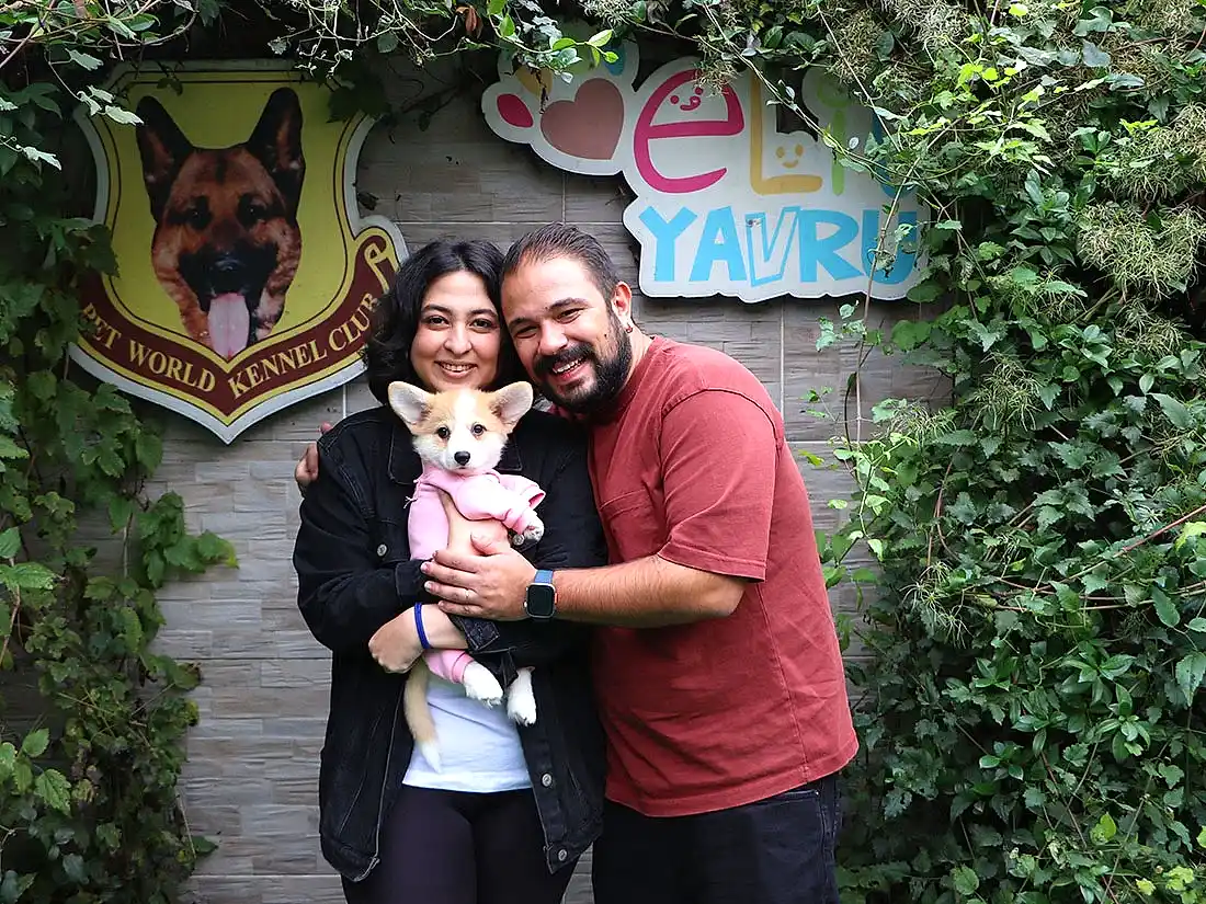 Anıl Bey ve ailesi Corgi kızlarına kavuştular