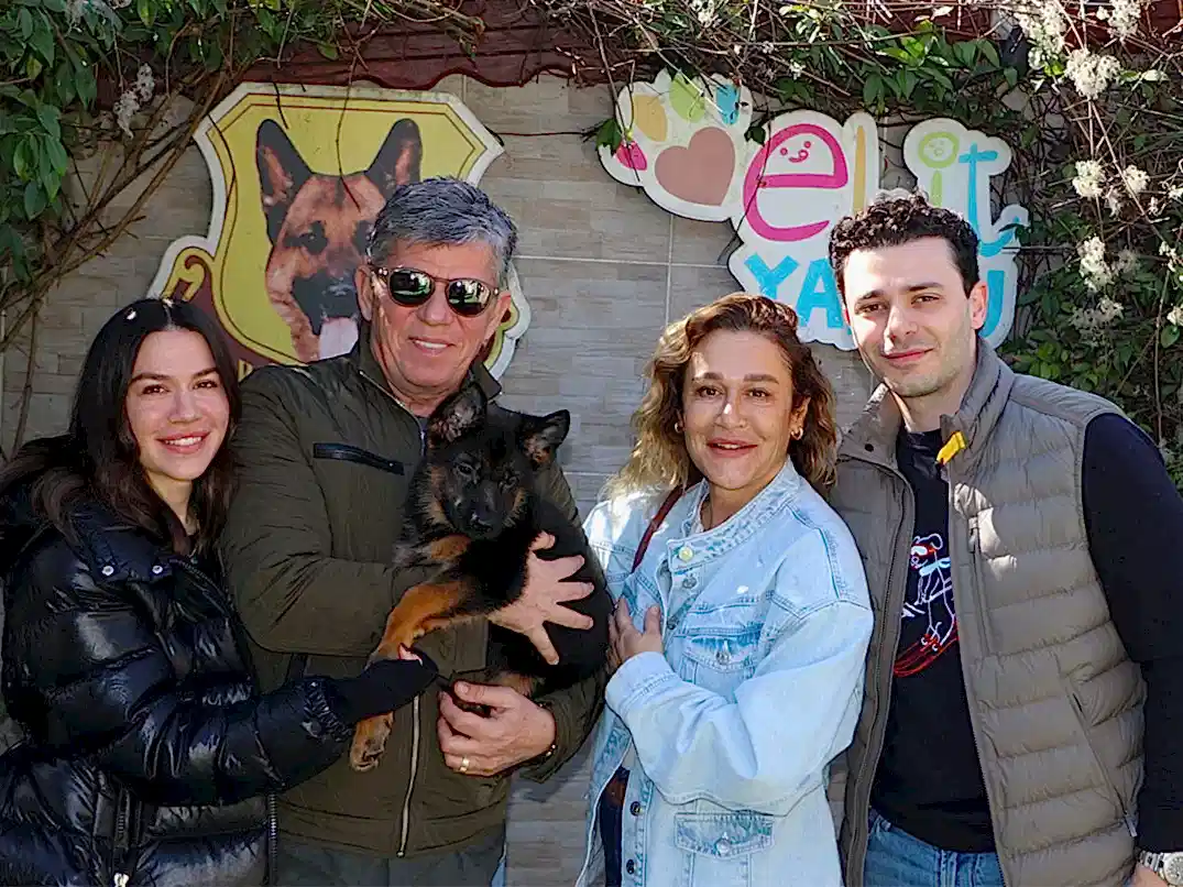 Bodrum'dan Tanyer ailesi Alman Çoban Köpeği yavrularına kavuştular