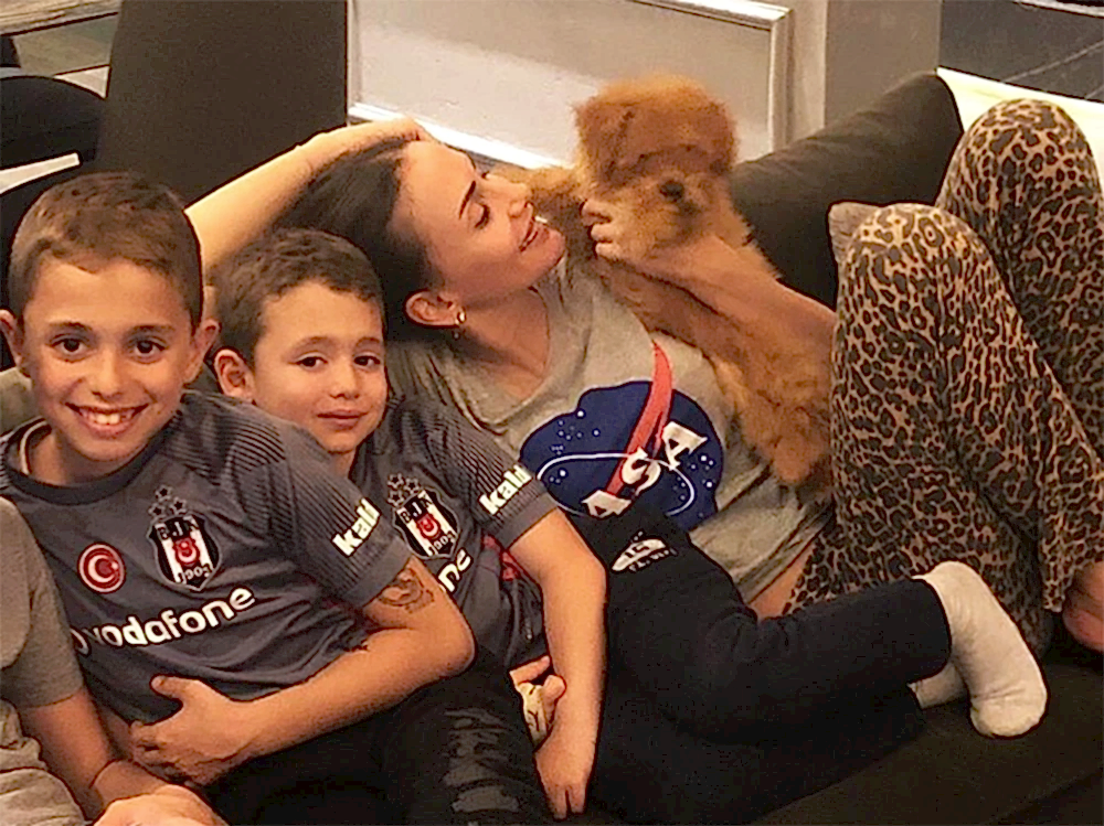 Emina Jahovic, oğulları için Toy Poodle sahibi oldu