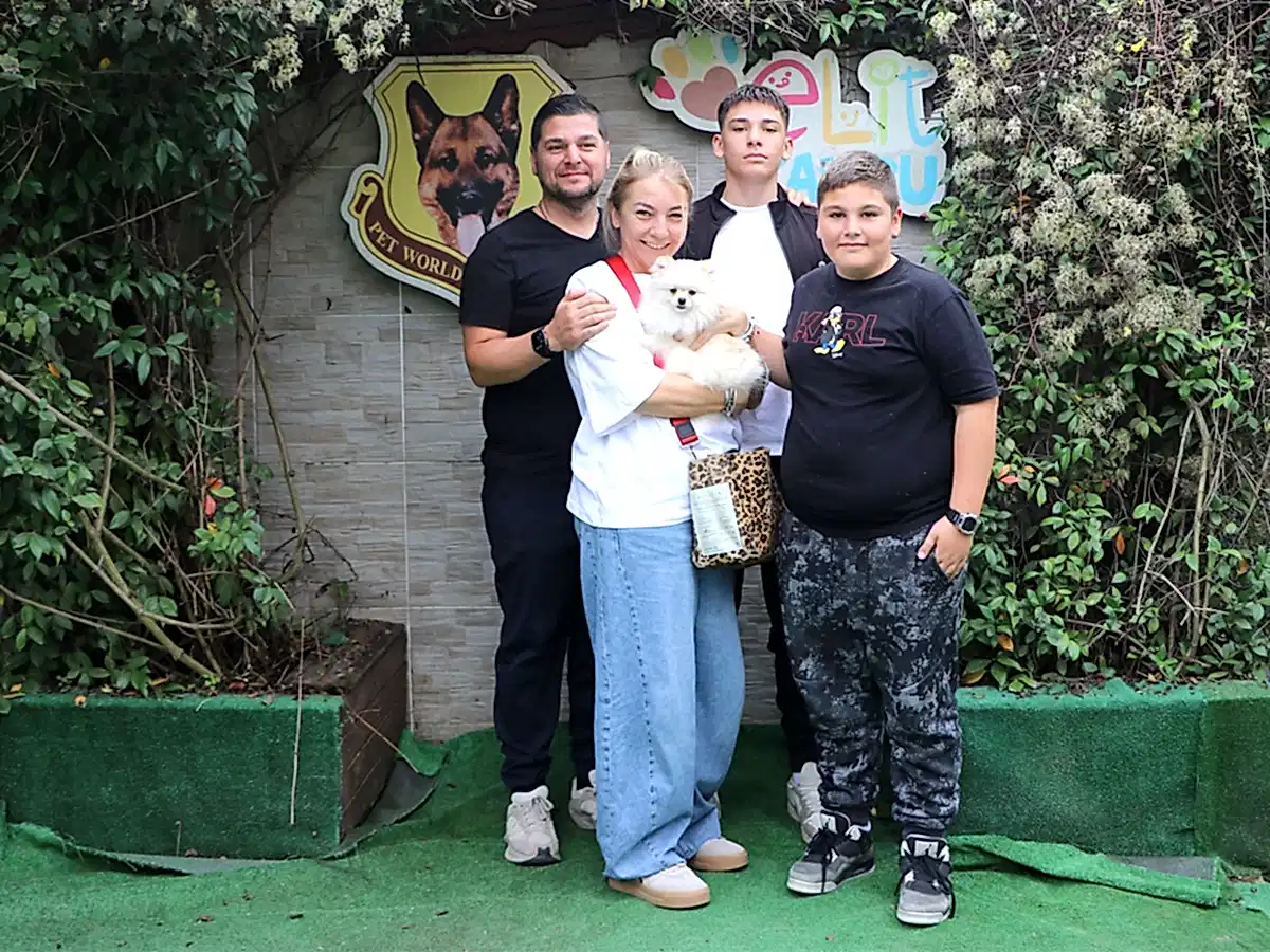Yaman ailesi beyaz Pomeranian yavrusuna kavuştu
