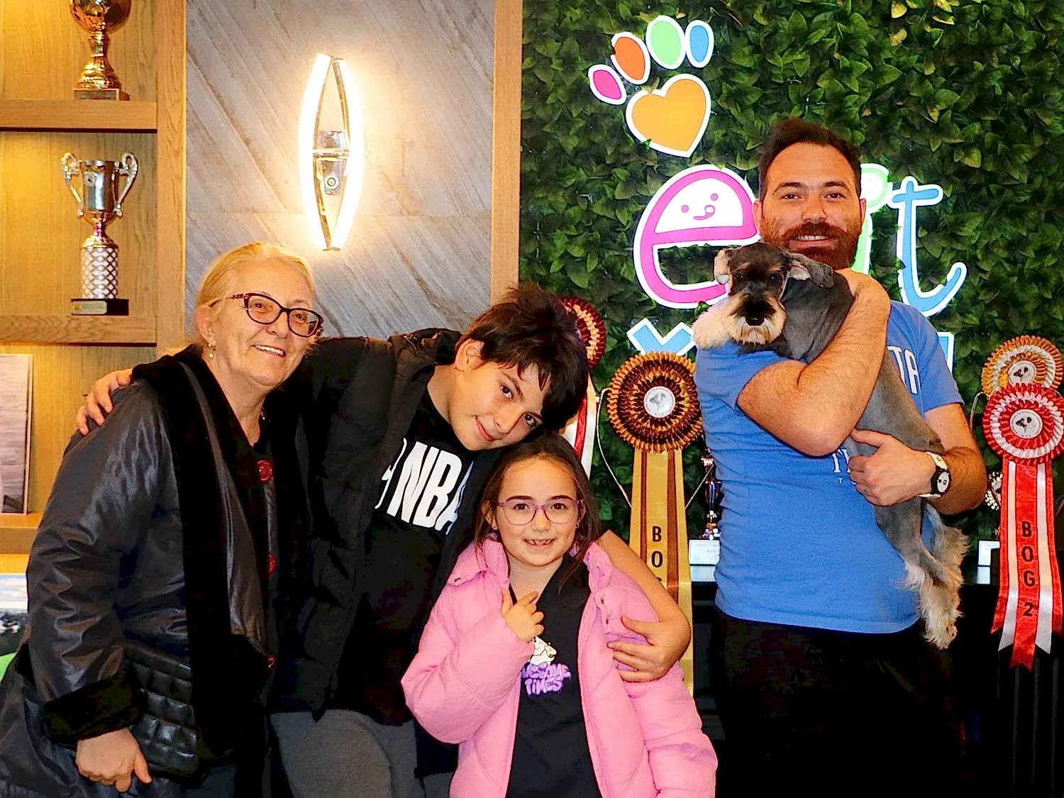 Özuygur ailesi Schnauzer dostlarına kavuştular